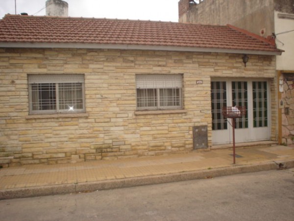 CASA DE UN DORMITORIO CON COCHERA + DEPARTAMENTO DE 2 AMBIENTES AL FONDO