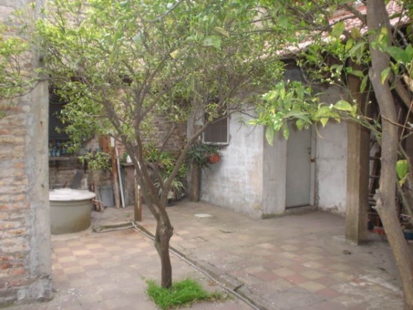 CASA DE UN DORMITORIO CON COCHERA + DEPARTAMENTO DE 2 AMBIENTES AL FONDO