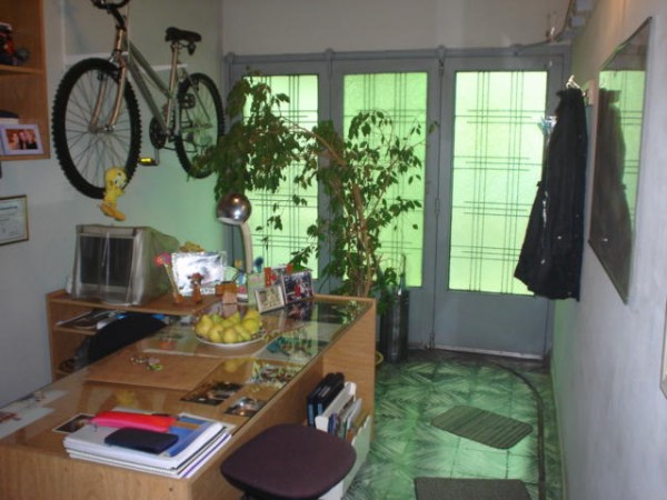 CASA DE UN DORMITORIO CON COCHERA + DEPARTAMENTO DE 2 AMBIENTES AL FONDO