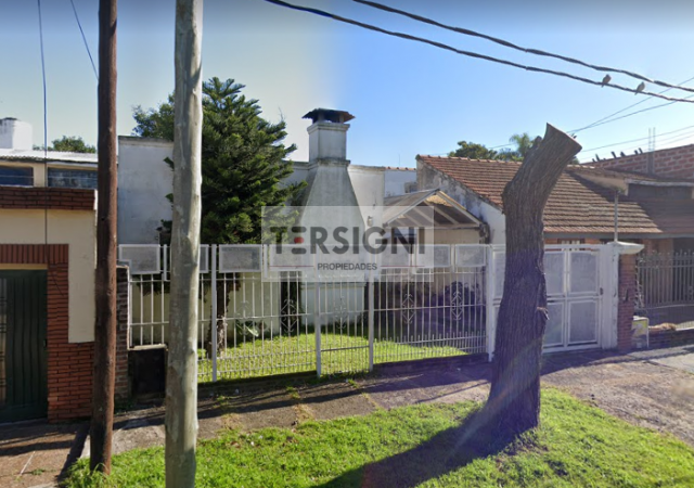 Oportunidad. Hermoso vivienda estilo chalet con parque + Departamento a reformar