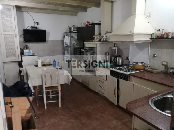 Oportunidad. Hermoso vivienda estilo chalet con parque + Departamento a reformar