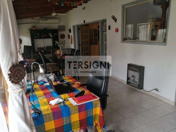 Oportunidad. Hermoso vivienda estilo chalet con parque + Departamento a reformar