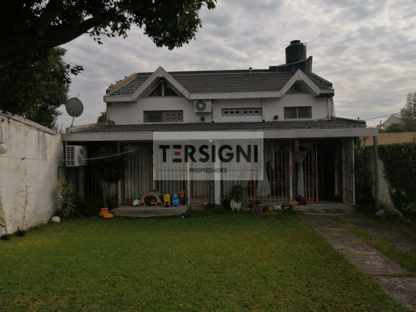 Oportunidad. Hermoso vivienda estilo chalet con parque + Departamento a reformar