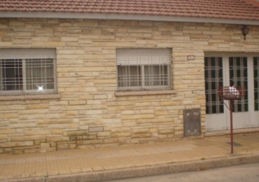 CASA DE UN DORMITORIO CON COCHERA + DEPARTAMENTO DE 2 AMBIENTES AL FONDO